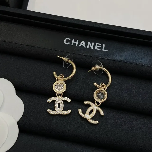 Chanel CC মুক্তা বেইজ সোনালী চেইন ক্রিস্টাল-এম্বেলিশড লোগো নেকলেস 2