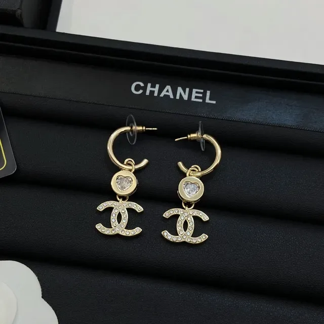 Chanel CC মুক্তা বেইজ সোনালী চেইন ক্রিস্টাল-এম্বেলিশড লোগো নেকলেস 3