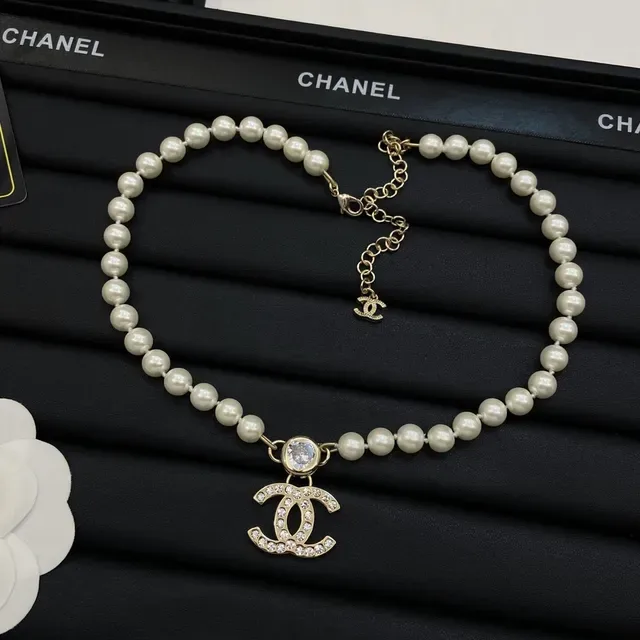 Chanel CC মুক্তা বেইজ সোনালী চেইন ক্রিস্টাল-এম্বেলিশড লোগো নেকলেস 4
