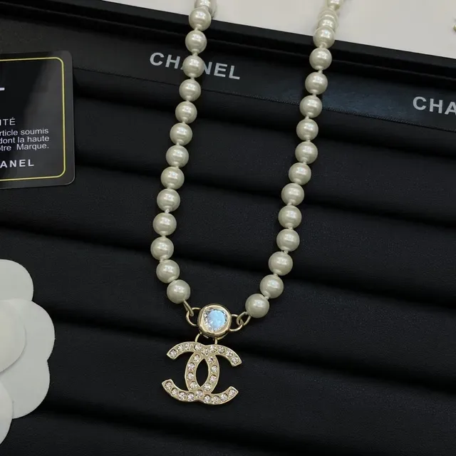Chanel CC মুক্তা বেইজ সোনালী চেইন ক্রিস্টাল-এম্বেলিশড লোগো নেকলেস 5