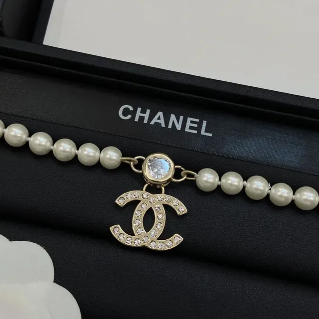 Chanel CC মুক্তা বেইজ সোনালী চেইন ক্রিস্টাল-এম্বেলিশড লোগো নেকলেস 6