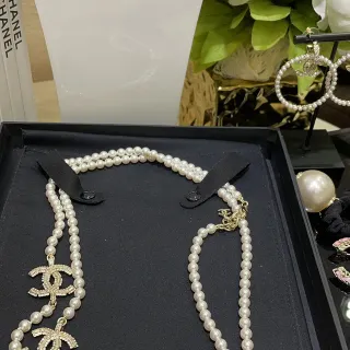 Chanel CC قلادة اللؤلؤ ذهب أبيض سلسلة مزدوجة مرصعة بالكريستال شعار القلادة