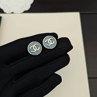 Chanel CC Stud أقراط دائرية معدنية زرقاء ذهبية
