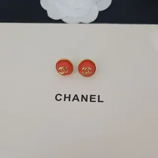 Chanel CC Stud Brincos Dourado Vermelho Redondos Esmaltados Rosto