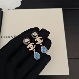 Chanel CC gota dorado azul motivo entrelazado detalle pavé de cristal pendientes