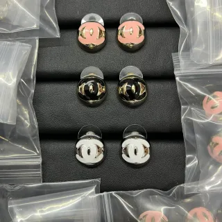 Chanel Classic CC دبوس ذهب وردي مدور مينا وجه أقراط
