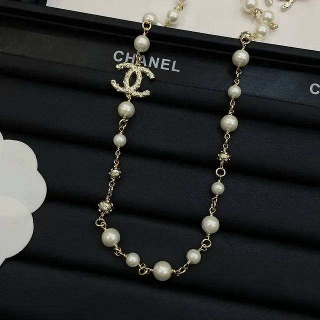 Chanel ক্লাসিক পার্ল নেকলেস বেজ গোল্ড স্ট্র্যান্ড ক্রিস্টাল-এম্বেলিশড সি সি লোগো নেকলেস 3