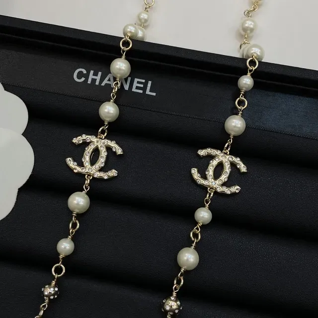 Chanel ক্লাসিক পার্ল নেকলেস বেজ গোল্ড স্ট্র্যান্ড ক্রিস্টাল-এম্বেলিশড সি সি লোগো নেকলেস 5