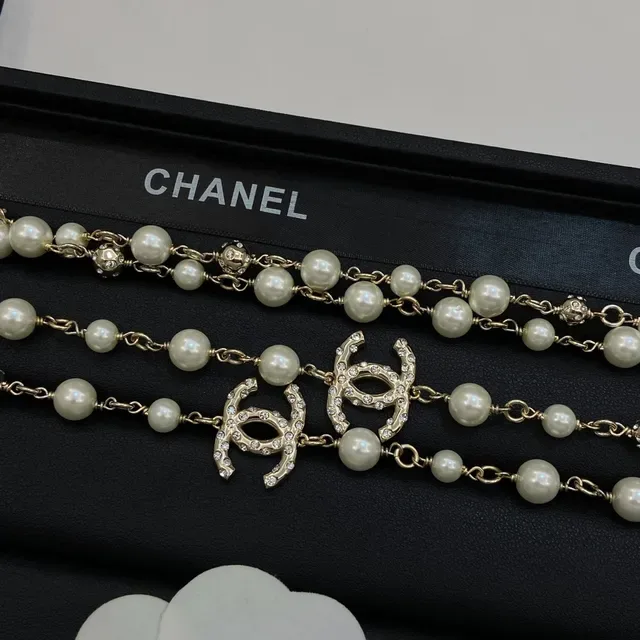 Chanel ক্লাসিক পার্ল নেকলেস বেজ গোল্ড স্ট্র্যান্ড ক্রিস্টাল-এম্বেলিশড সি সি লোগো নেকলেস 6