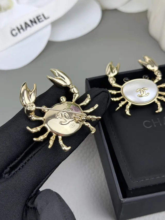 Chanel دبوس السرطان ذهبي متعدد الألوان سيليويت معدن دبوس 3