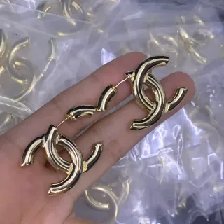 Chanel Double C Hoop ذهبي مصمم أنبوبي متشابك أقراط