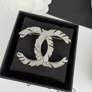 Chanel पंख CC क्रिस्टल ब्रोच