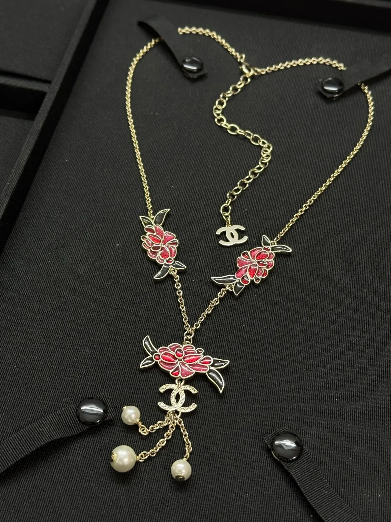 Collier Chanel Floral Émaillé et Perles 7
