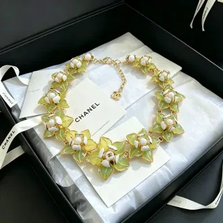 Chanel ফুল এনামেল এবং মুক্তা স্টেটমেন্ট নেকলেস