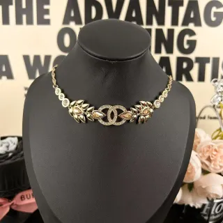Chanel قلادة ذهبية بيجية معدنية Pavé مع تزيين كريستال