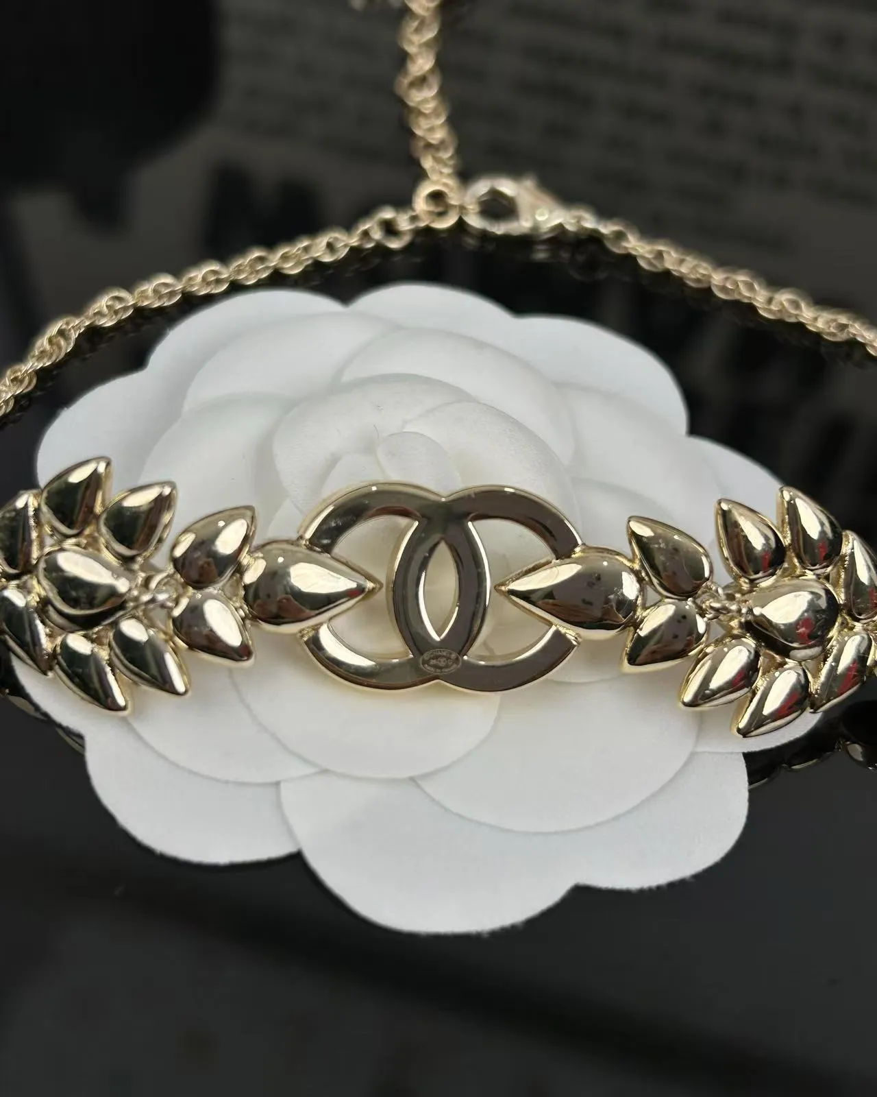 Chanel قلادة ذهبية بيجية معدنية Pavé مع تزيين كريستال 2