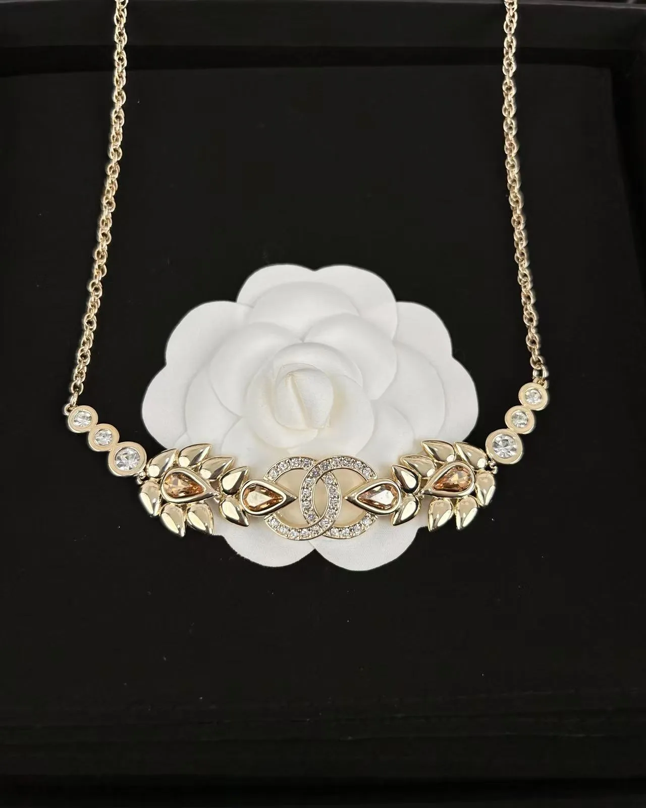 Chanel قلادة ذهبية بيجية معدنية Pavé مع تزيين كريستال 3
