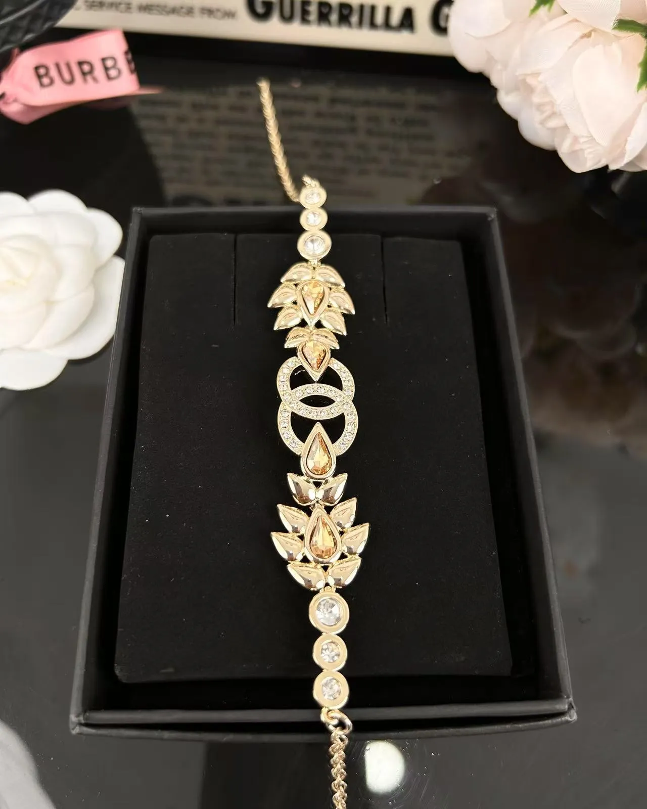Chanel قلادة ذهبية بيجية معدنية Pavé مع تزيين كريستال 4