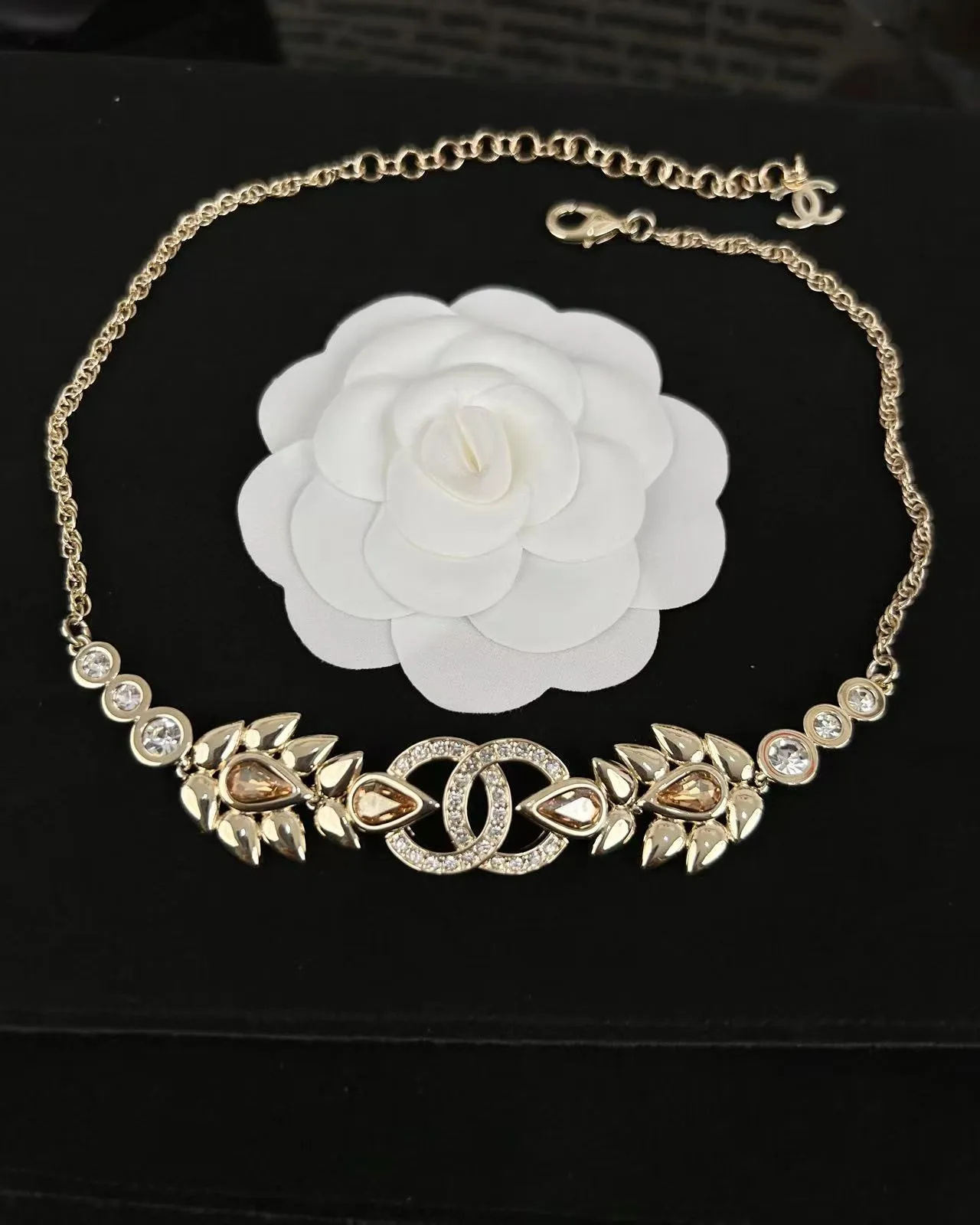 Chanel قلادة ذهبية بيجية معدنية Pavé مع تزيين كريستال 5
