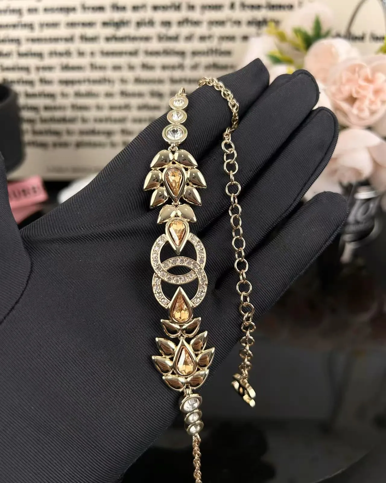 Chanel قلادة ذهبية بيجية معدنية Pavé مع تزيين كريستال 6