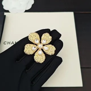 Chanel गोल्ड-टोन क्रिस्टल और मोती कैमेलिया ब्रोच