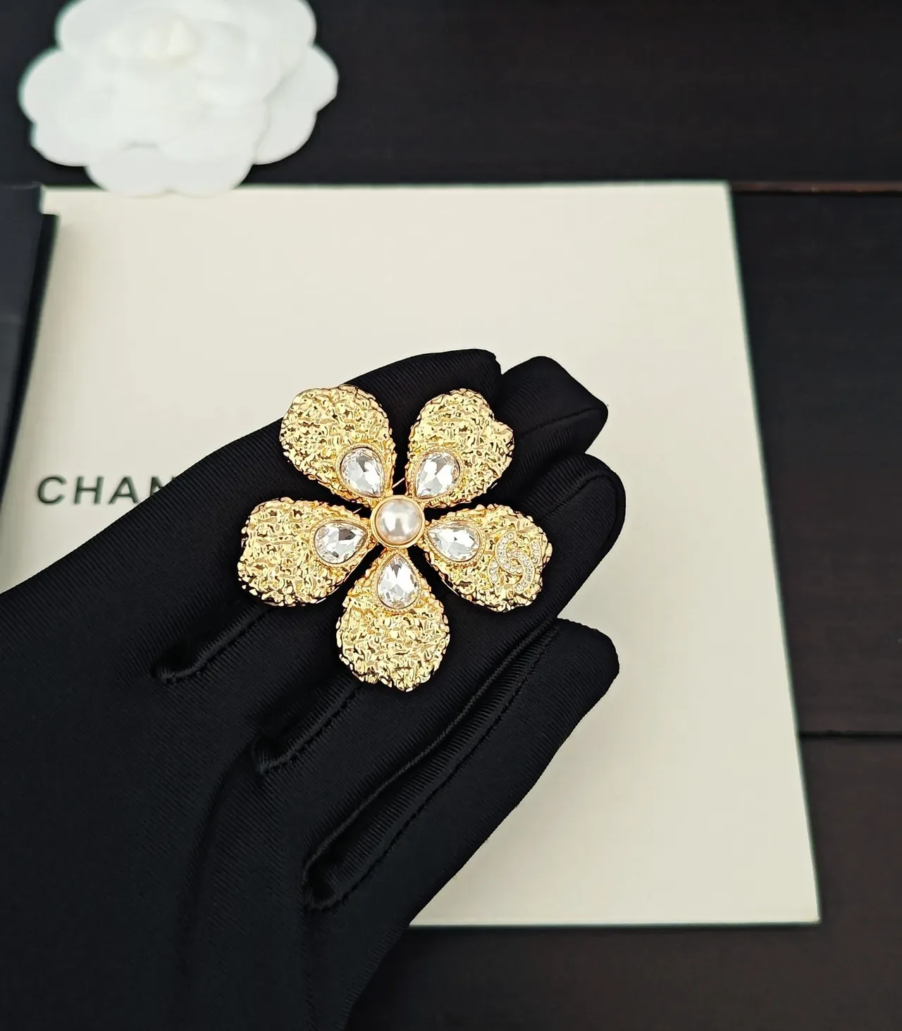 Chanel بروش كاميليا كريستال ولؤلؤ ذهبي اللون 2