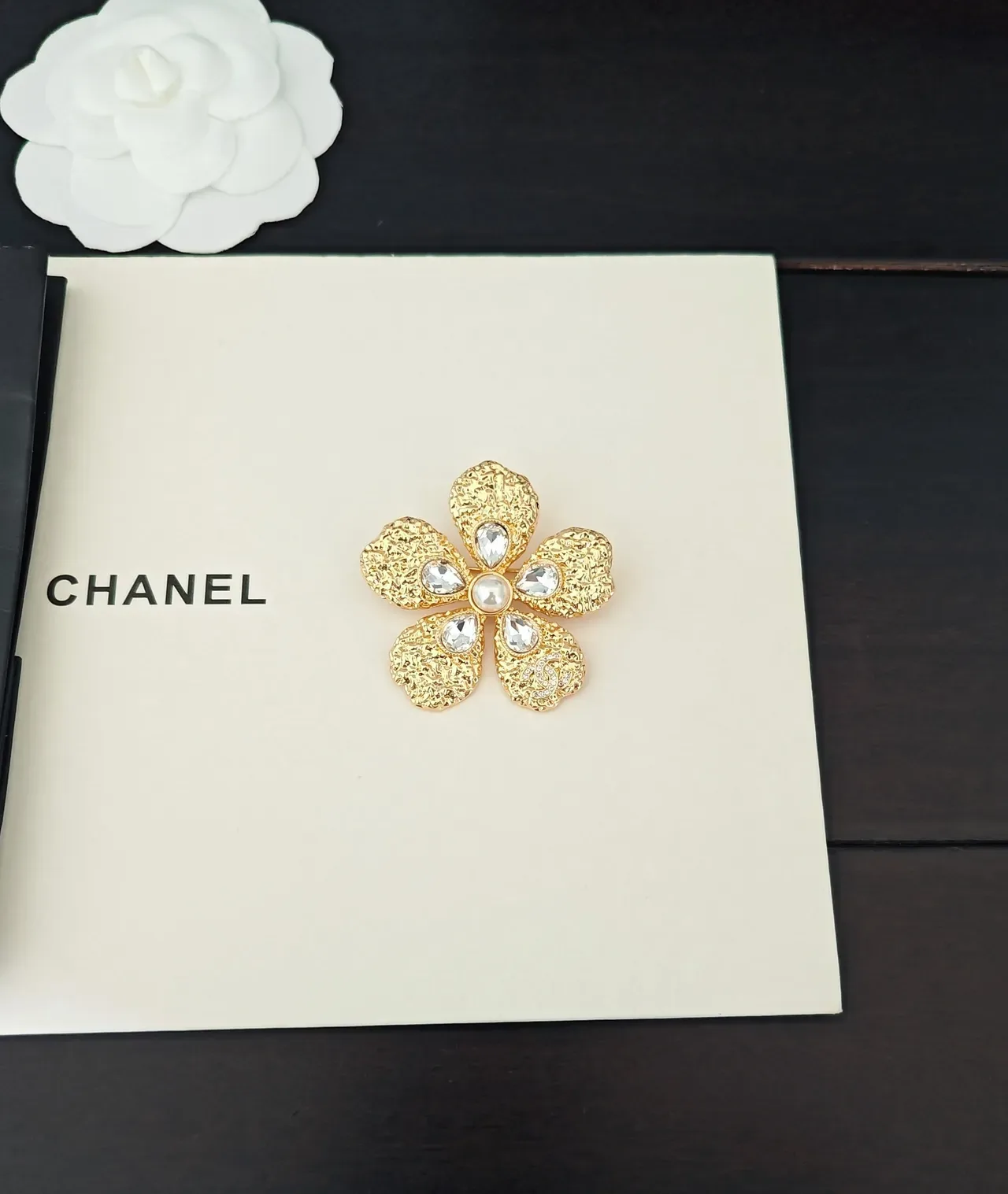 Chanel بروش كاميليا كريستال ولؤلؤ ذهبي اللون 5