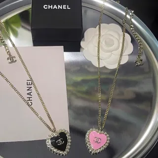 Chanel قلادة قلب معلق أسود وردي مينا حافة لؤلؤ
