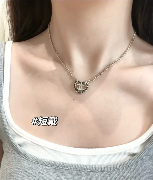 Chanel 心形吊坠 金色黑色 interlocking CC logo 项链 2