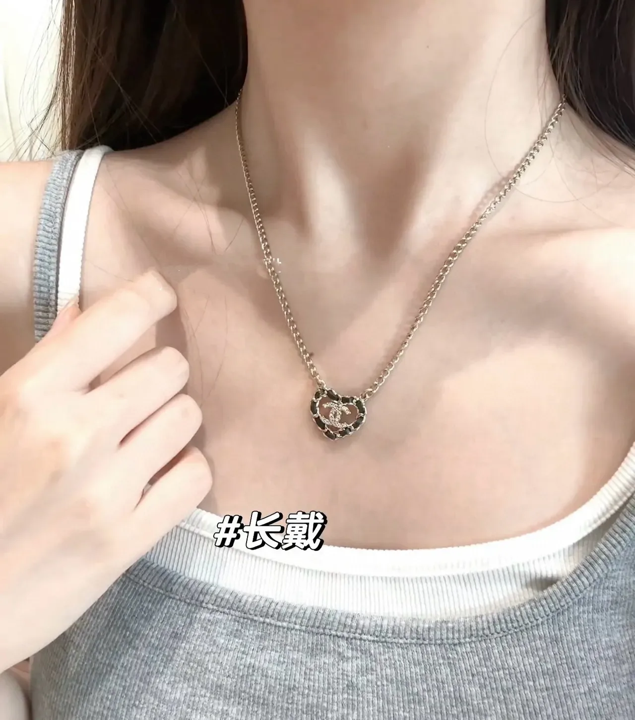 Chanel 心形吊坠 金色黑色 interlocking CC logo 项链 3