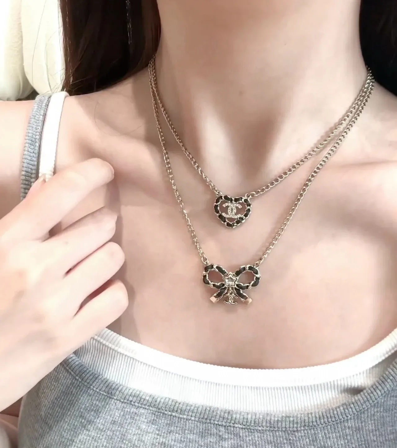 Chanel 心形吊坠 金色黑色 interlocking CC logo 项链 4