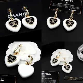 Brincos Chanel com forma de coração de esmalte CC Logo