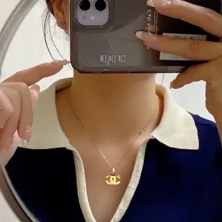 Chanel Interlocking CC Logo قلادة ذهبية