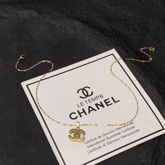 Chanel Interlocking CC Logo Collar con colgante tono dorado 2