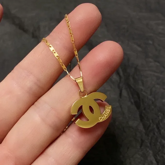 Chanel Interlocking CC Logo Collar con colgante tono dorado 3