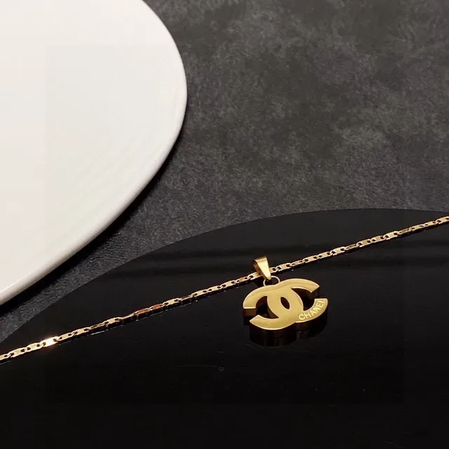 Chanel Interlocking CC Logo Collar con colgante tono dorado 4