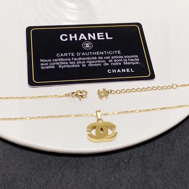 Chanel Interlocking CC Logo Collar con colgante tono dorado 6