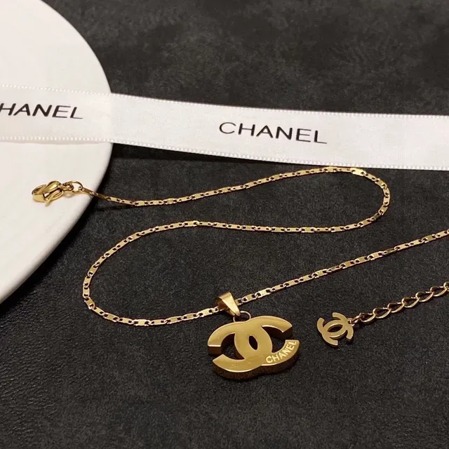 Chanel Interlocking CC Logo Collar con colgante tono dorado 7