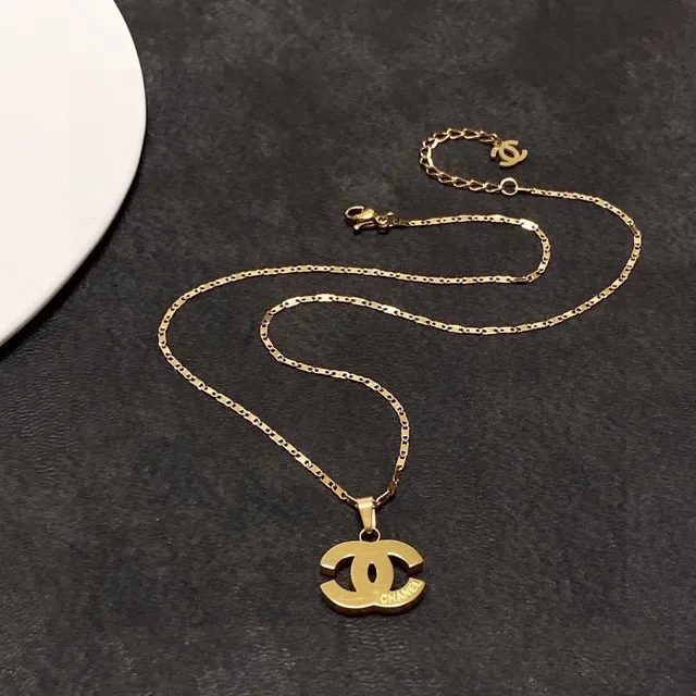 Chanel Interlocking CC Logo Collar con colgante tono dorado 8
