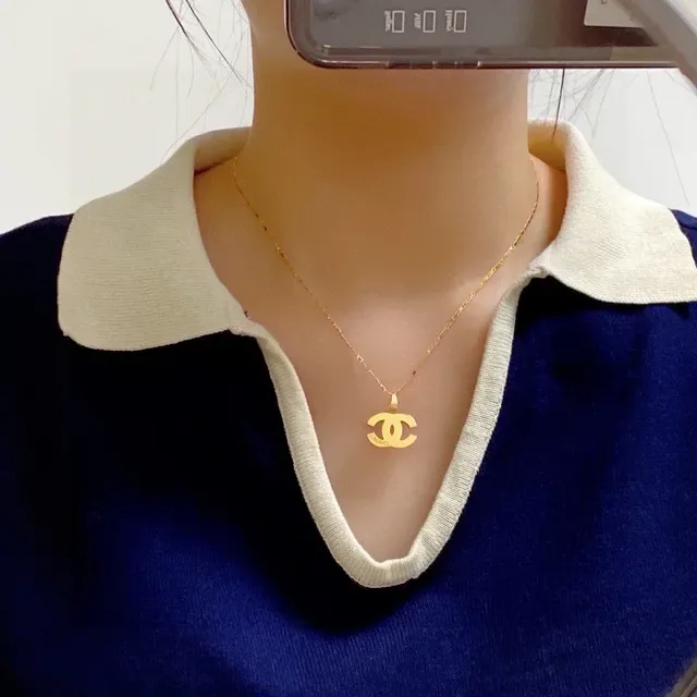 Chanel Interlocking CC Logo Collar con colgante tono dorado 9