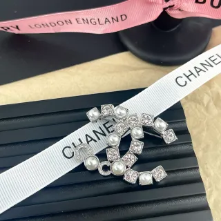 Chanel Interlocking CC मोती और क्रिस्टल ब्रोच