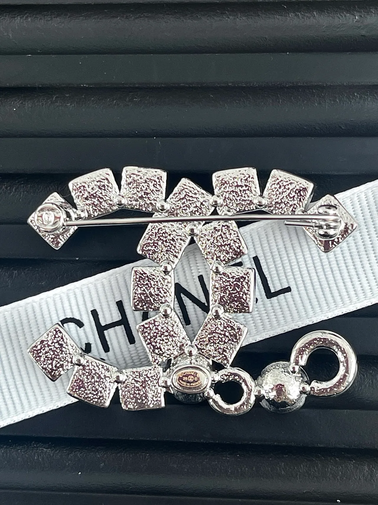Chanel Interlocking CC मोती और क्रिस्टल ब्रोच 2