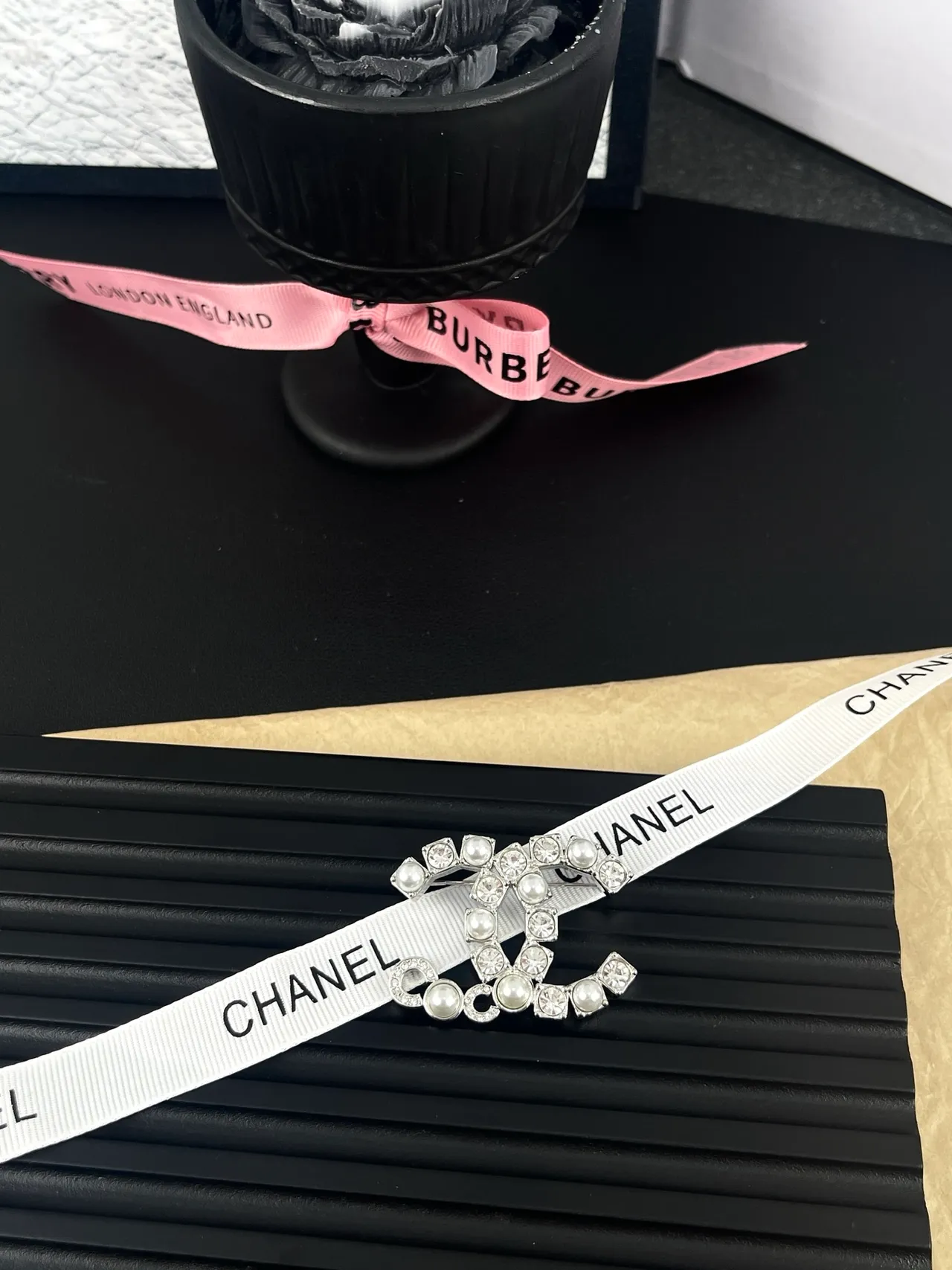 Chanel Interlocking CC मोती और क्रिस्टल ब्रोच 3