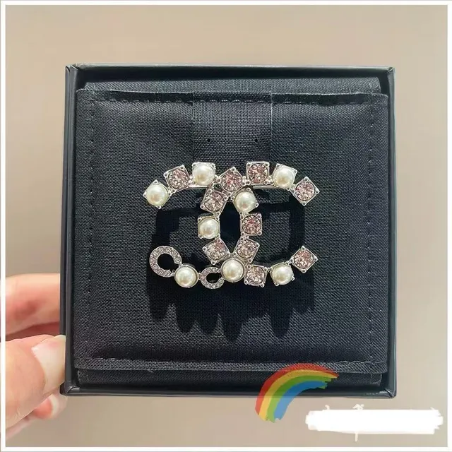 Chanel Interlocking CC मोती और क्रिस्टल ब्रोच 4
