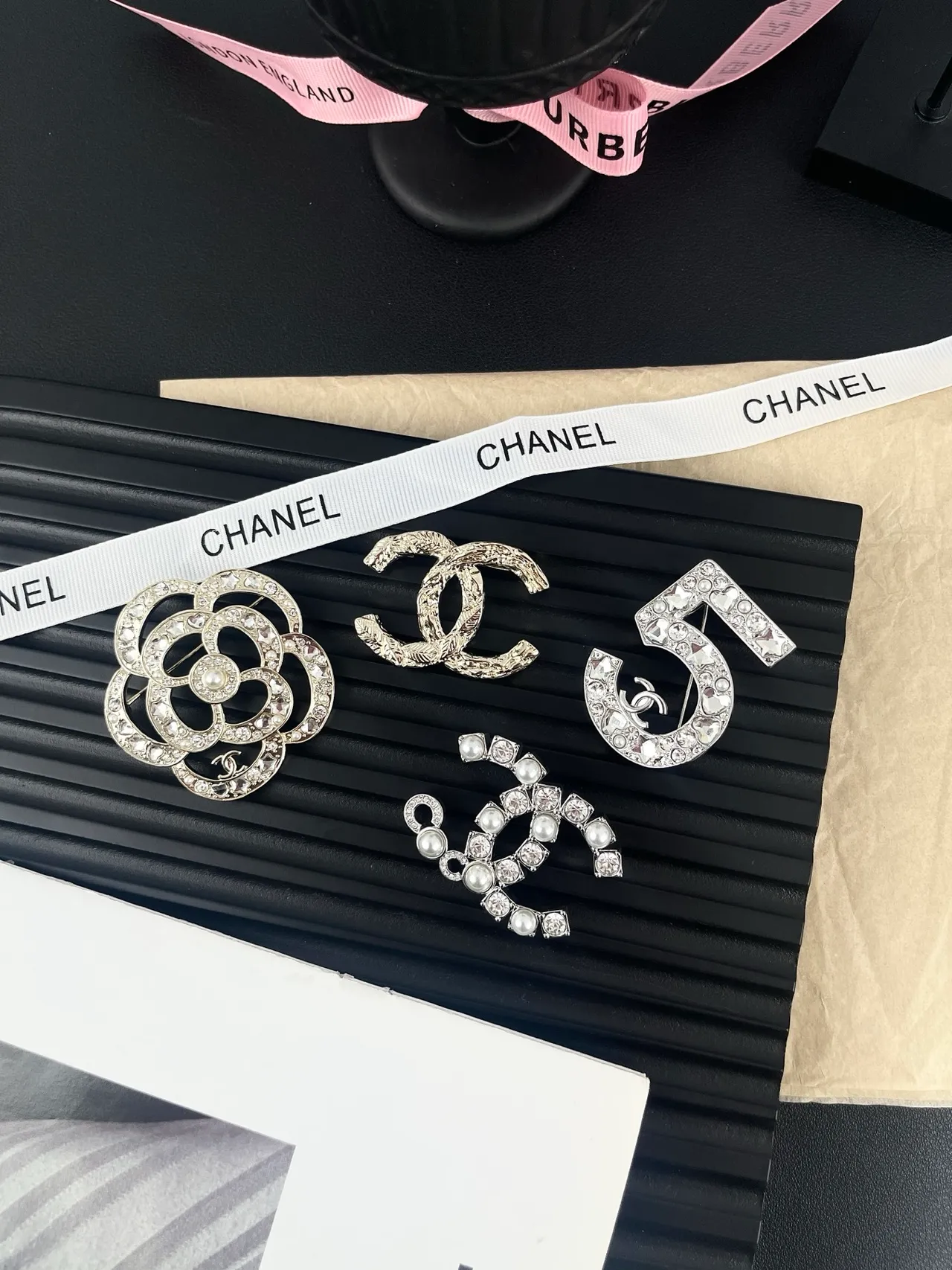 Chanel Interlocking CC मोती और क्रिस्टल ब्रोच 5