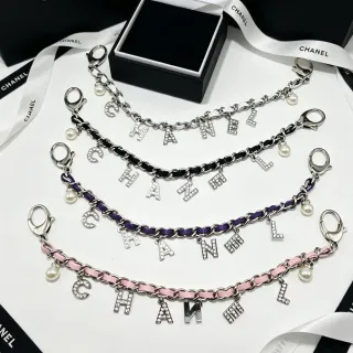 Pulseira Chanel com Charme de Letras Prata Multicolor Corrente e Fita Construção Charms Embellished com Cristais