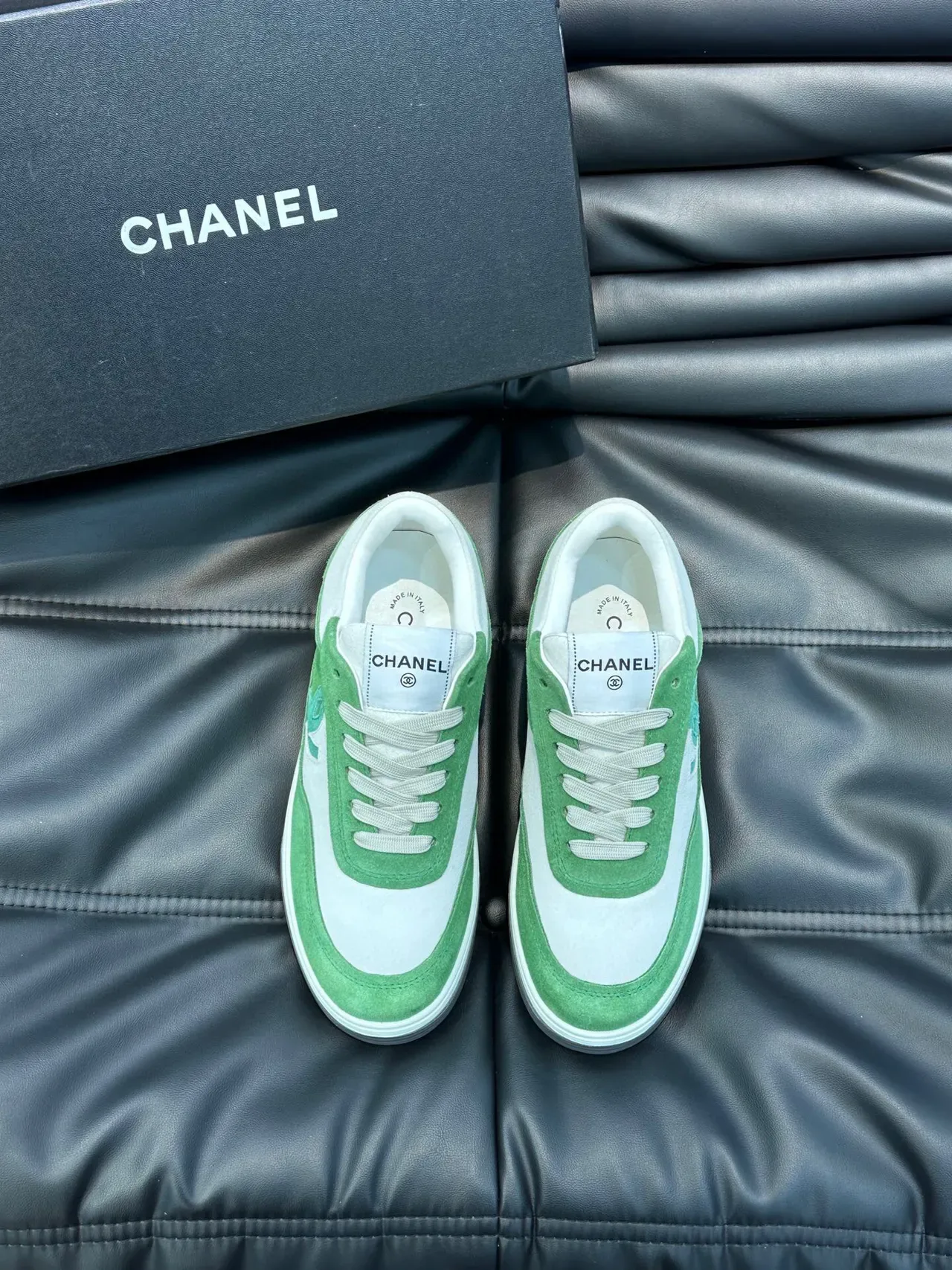 Chanel Lifestyle Sneaker Vert Blanc Low-Top Daim et Cuir Panelé Lifestyle Sneakers 2