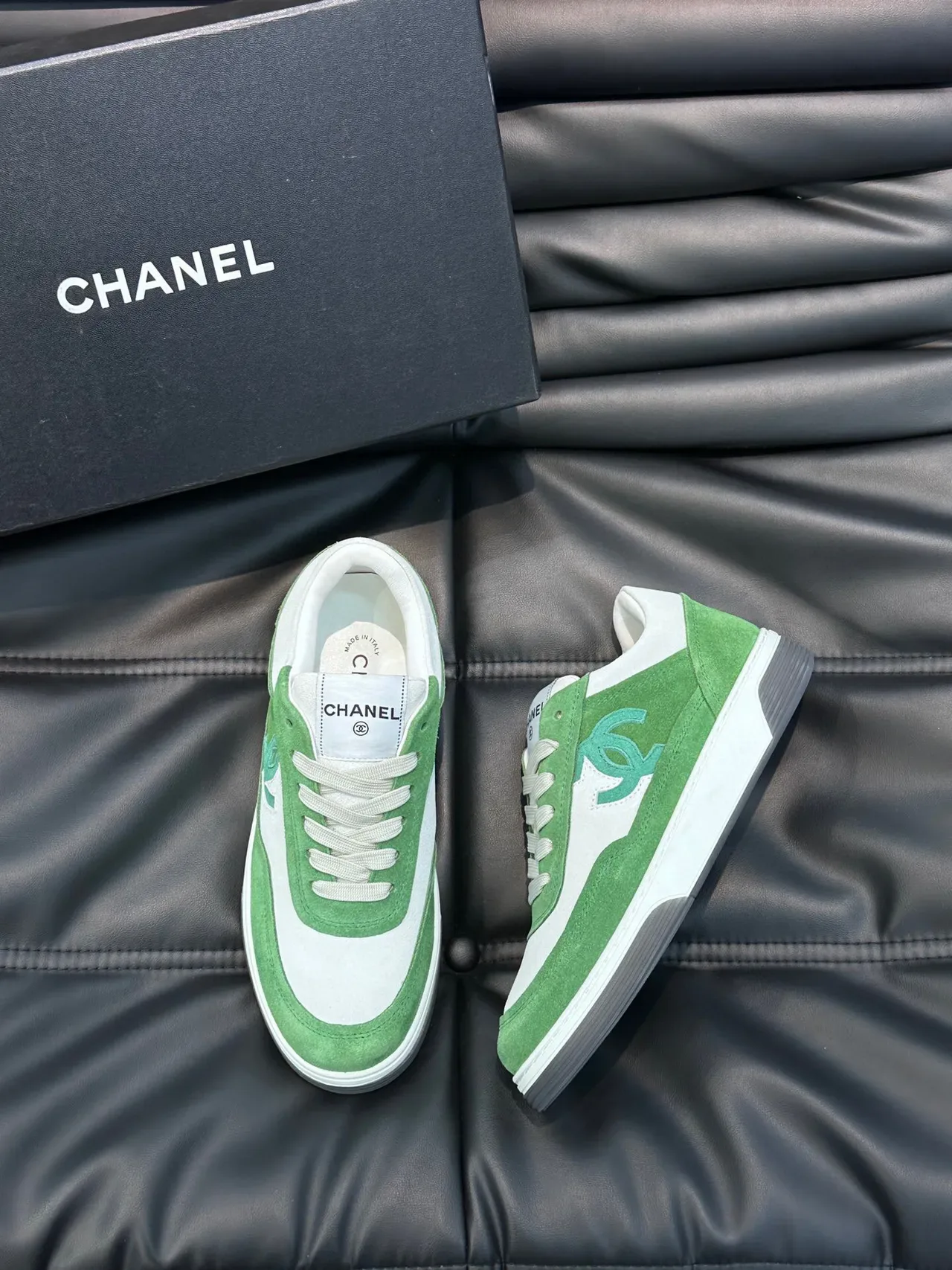 Chanel Lifestyle Sneaker Vert Blanc Low-Top Daim et Cuir Panelé Lifestyle Sneakers 3