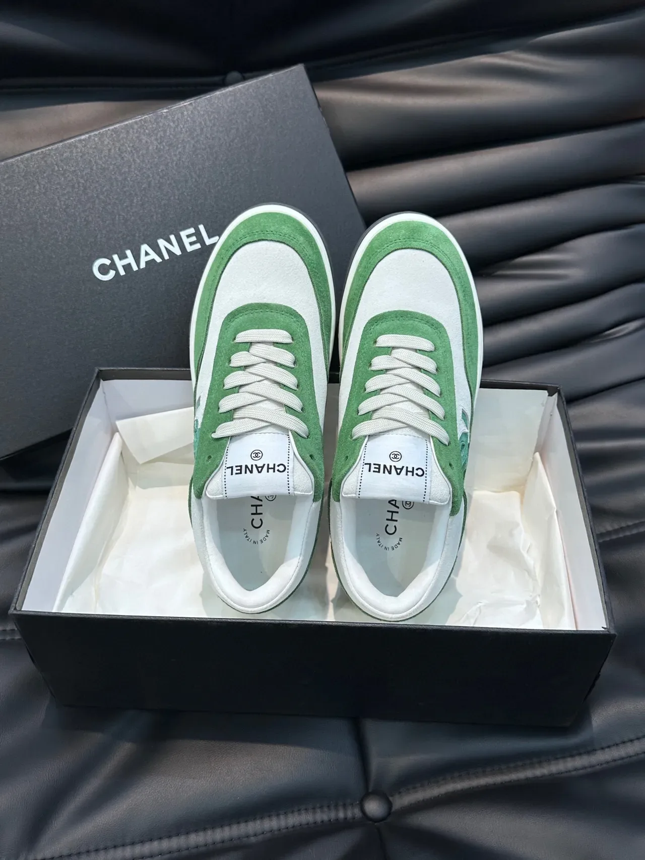 Chanel Lifestyle Sneaker Vert Blanc Low-Top Daim et Cuir Panelé Lifestyle Sneakers 4