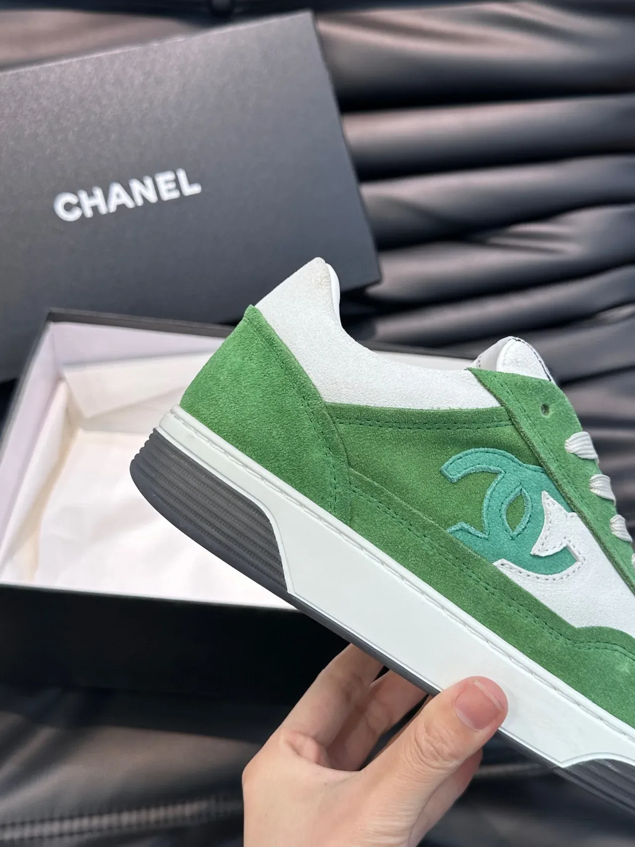Chanel Lifestyle Sneaker Vert Blanc Low-Top Daim et Cuir Panelé Lifestyle Sneakers 6